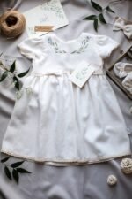 sukienka-do-chrztu-dla-dziewczynki-amelia-haftowana-w-klosy-lnu-reczna-robota-bawelniana-koronka-blisko-natury-slowfashion-lilenstore