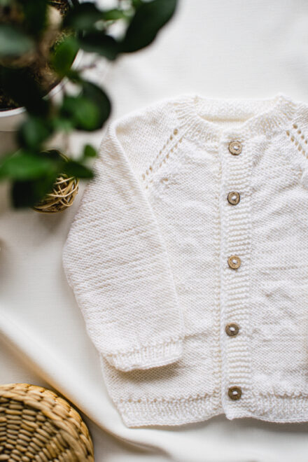 biały sweterek do chrztu dla dziewczynki lub chłopca wykonywany ręcznie na drutach z włóczki merino Lilen