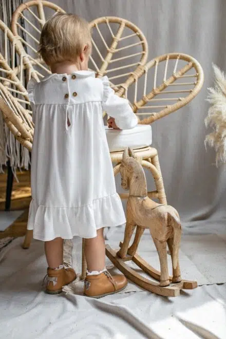 hiszpanska-sukienka-dla-dziewczynki-z-dlugim-rekawem-falbana-do-chrztu-emel-drewniany-konik-na-biegunach-fotel-rattanowy-boho-swing-slaska-prohibicja-lilenstore