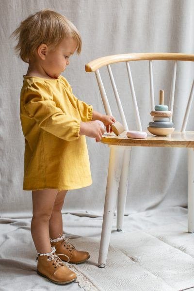 miodowa-tunika-dla-dziewczynki-z-dlugim-rekawem-bawelniana-honey-gentle-lilen-trzewiki-emel-mamas-feet-drewniana-piramida-dziecieca-montessori miodowa-tunika-dla-dziewczynki-z-dlugim-rekawem-bawelniana-honey-gentle-lilen-trzewiki-emel-mamas-feet-drewniana-piramida-dziecieca-montessori