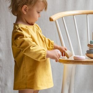 miodowa-tunika-dla-dziewczynki-z-dlugim-rekawem-bawelniana-honey-gentle-lilen-trzewiki-emel-mamas-feet-drewniana-piramida-dziecieca-montessori