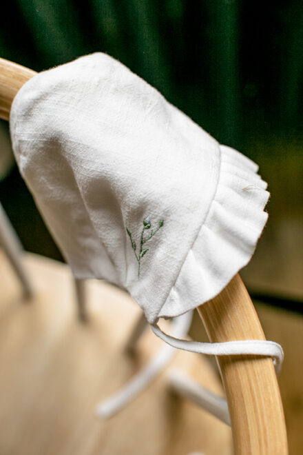 biała czapeczka do chrztu dla niemowlaka retro vintage handmade lilen