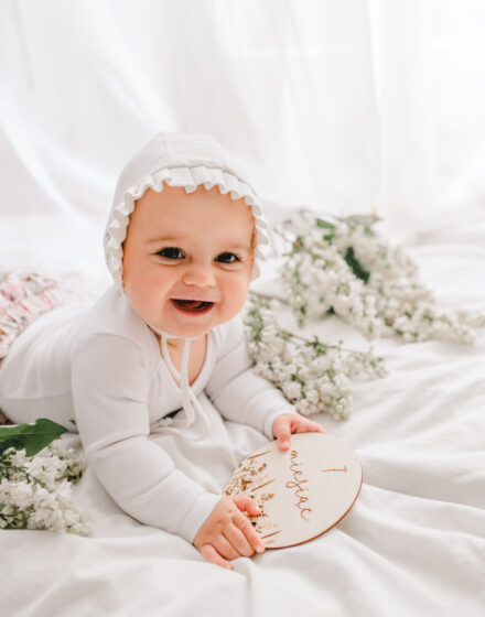 czapeczka do chrztu dla niemowlaka z falbanką lilen
