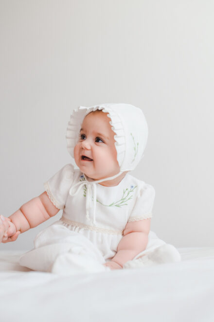 czapka do chrztu dla dziewczynki biała z haftem lilen