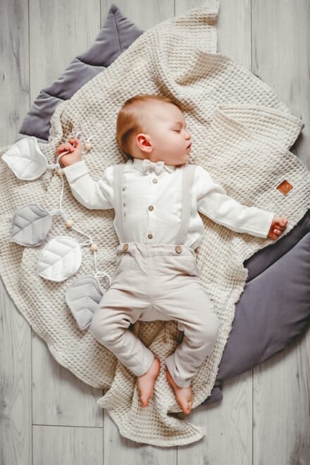 komplet ubranka do chrztu dla chłopca biało-beżowy koszula spodnie na szelkach i muszka w kolorze lnu lilen