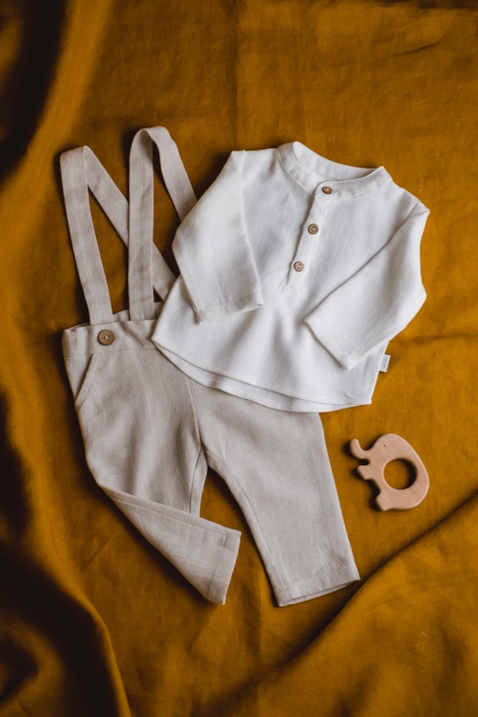 oryginalne ubranko do chrztu dla chłopca lniana koszula i spodnie na szelkach lilen