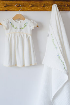 otulacz muślinowy dla niemowląt i sukienka do chrztu na roczek haftowana lilen