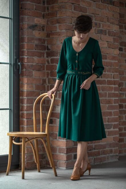 elegancka sukienka butelkowa zieleń w stylu klasycznym, dla kobiet karmiących haftowana w złoty haft roślinny, bardzo elegancka w jakości premium lilen