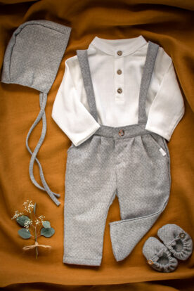 elegancki wełniany komplet chłopięcy z wełny merino szyty w polsce spodnie z szelkami koszula bonetka i buciki lilen