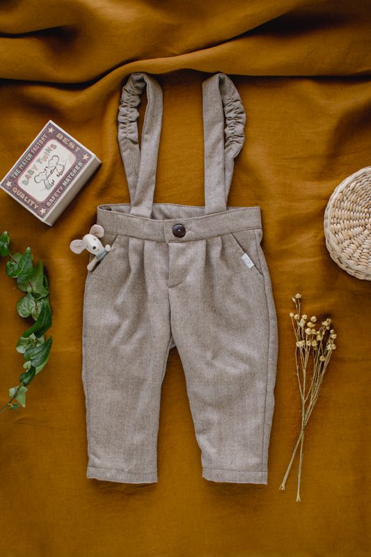 spodnie z szelkami dla chłopca z wełny merino beżowe w jodełkę z kokosowym guzikiem i regulowanym paskiem lilen
