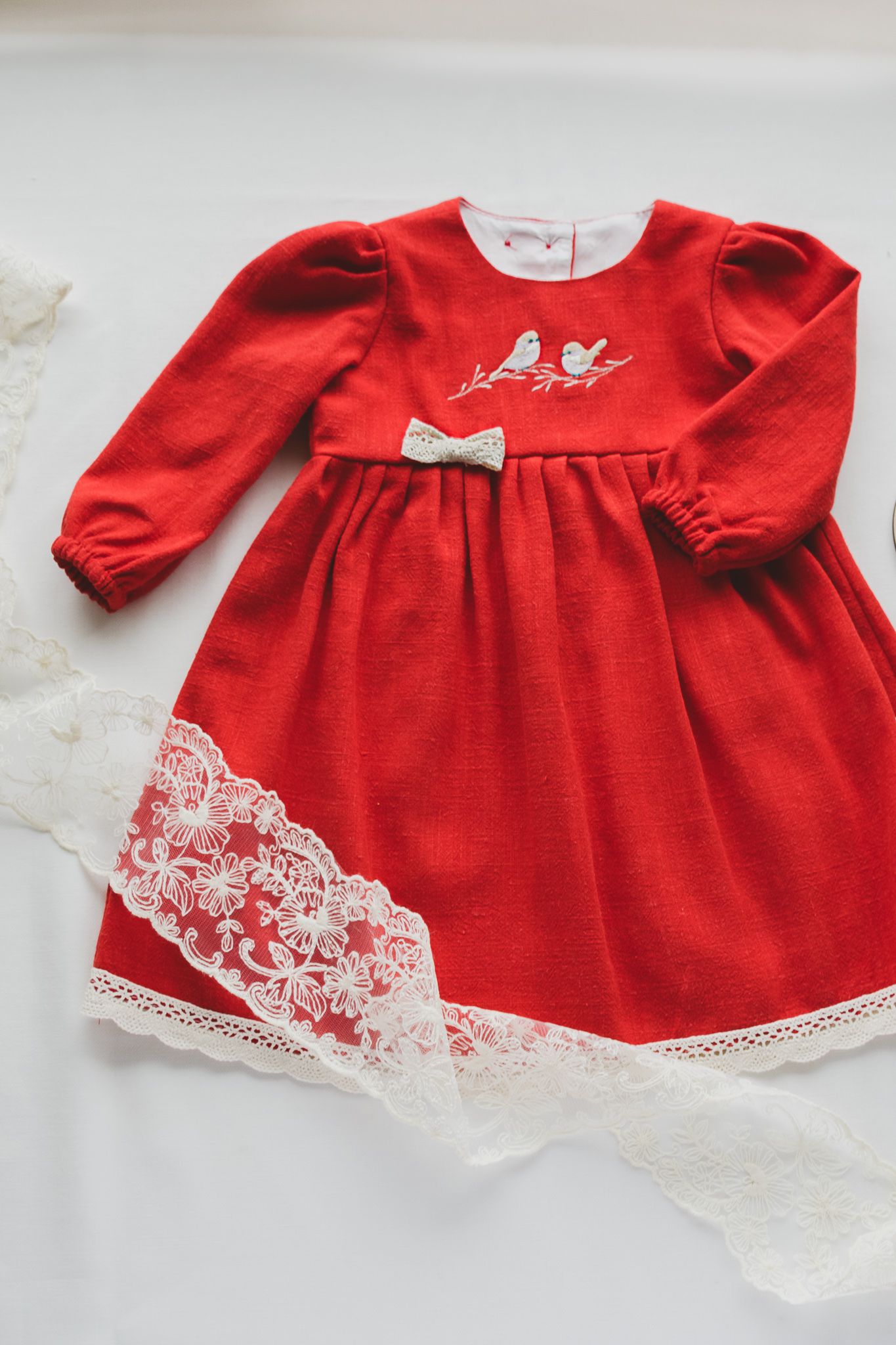 Sukieneczka czerwona dla dziewczynki z haftowanymi ptaszkami i koronką Lilen