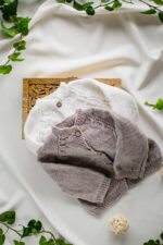 sweterek na chrzest biały beżowy robiony na drutach polskiej marki lilen