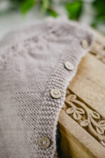 sweterek rozpinany dla chłopca robiony na drutach beżowy z wełny merino lilen