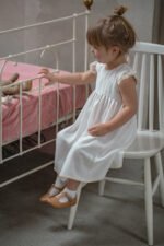elegancka koronkowa sukienka na chrzest lilen