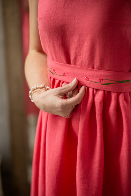 haftowana lniana sukienka damska w kolorze fuksji różowym lilen