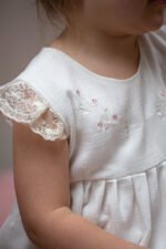 haftowana sukienka do chrztu z koronką lilen