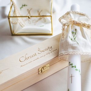 drewniane grawerowane pudełko na świecę na chrzest do kompletu ze świecą i okapnikiem lilen