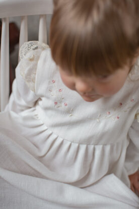 sukienka do chrztu długi rękaw haftowana w różyczki lilen