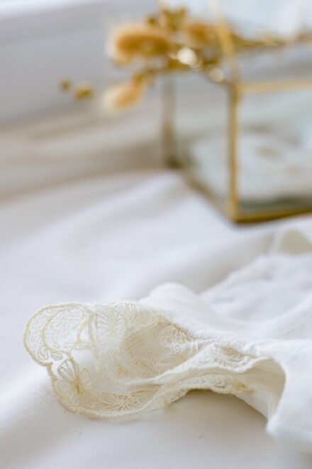 sukienki do chrztu naturalne w stylu boho z koronką lilen