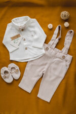 komplet do chrztu dla chłopca koszula z muszką spodnie z szelkami beżowe oraz buciki niechodki lilen