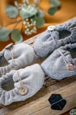 buciki bamboszki niechodki do chrztu wełna merino handmade lilen