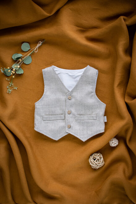 elegancka kamizelka niemowlęca z wełny merino do garniturku chłopięcego na chrzest roczek beżowa lilen