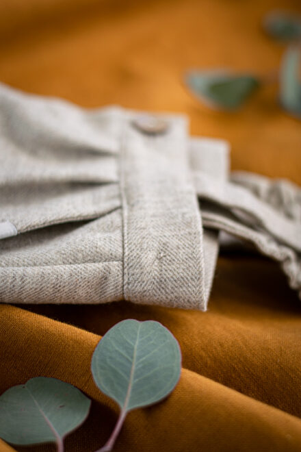 wizytowe spodnie chłopięce wełniane w beżową jodełkę szyte ręcznie w Polsce lilen