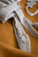 spodnie z szelkami dla chłopca wełniane merino beżowe w pepitkę eleganckie i ponadczasowe z regulowanymi szelkami lilen