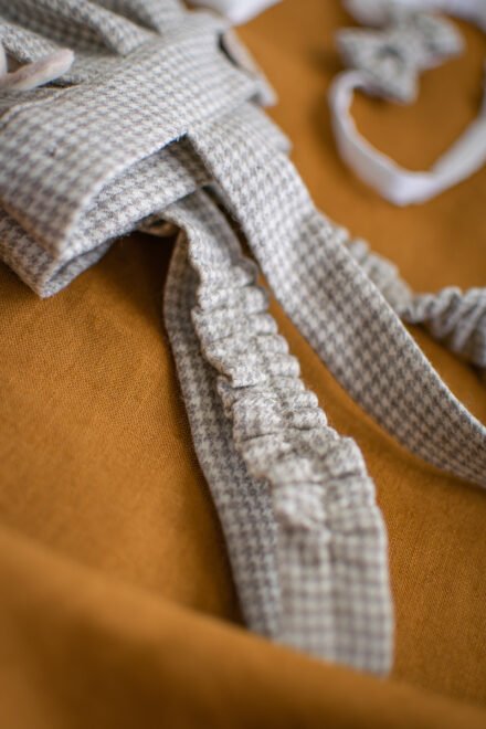 spodnie z szelkami dla chłopca wełniane merino beżowe w pepitkę eleganckie i ponadczasowe z regulowanymi szelkami lilen