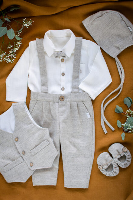 wyjątkowe ubranko do chrztu dla chłopca z wełny merino spodnie z szelkami, koszula z muszką kamizelka chłopięca bonetka i bamboszki lilen