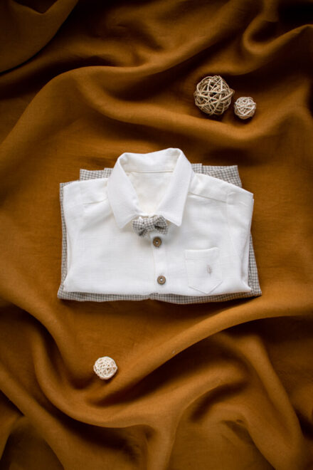 elegancki komplet zimowy go chrztu dla chłopca koszula spodnie i muszka w kolorze beżowym szyte ręcznie lilen