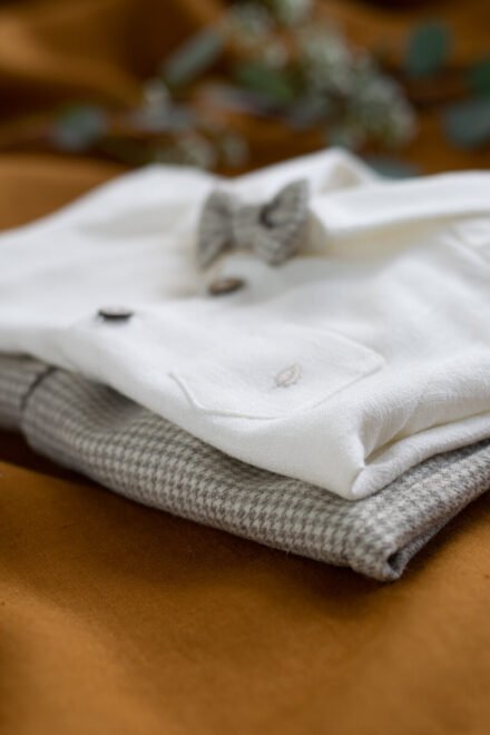 ubranko do chrztu w beżową pepitkę z wełny merino elegancki chłopiec lilen