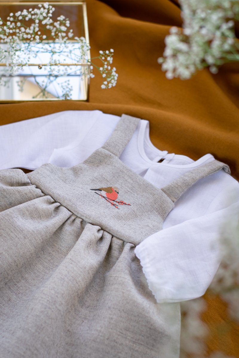 wełniana sukienka dla dziewczynki na roczek haftowana handmade lilen