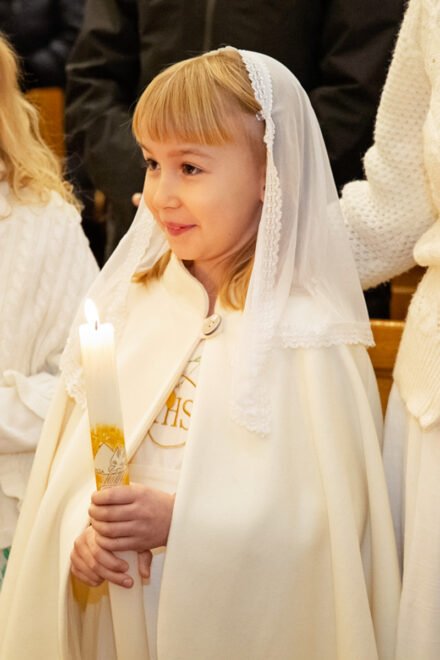 piękna peleryna komunijna do sukienki komunijnej zapinana na guzik, kremowa lilen