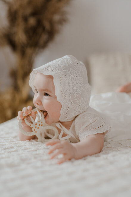 piękne ubranka do chrztu dla dzieci koronkowa bonetka i sukienka bawełniana lilen