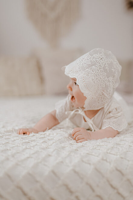ekskluzywne ubranka do chrztu dla dzieci haftowana bonetka lilen