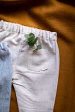 jasno-beżowe lniane spodnie dla chłopca z kieszonką naturalne na roczek, chrzest lilen