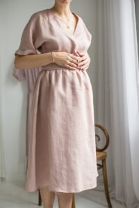 sukienka-ciazowa-i-do-karmienia-lniane-kimono-blady-roz-lilen oryginalne sukienki ciążowe lniane sukienki kopertowe pudrowy róż lilen