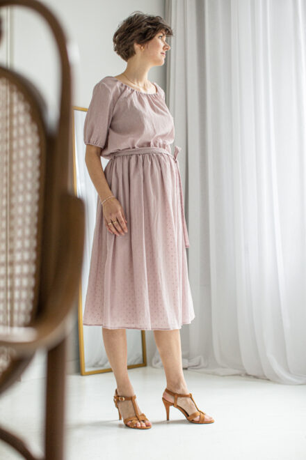 zwiewna sukienka ciążowa na lato różowa kreszowana midi lilen