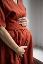 elegancka sukienka ciążowa z ceglanego lnu, kopertowy krój, kopertowy dekolt lilen