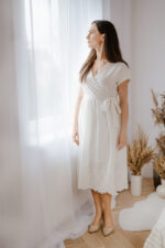 sukienka na chrzest dla mamy kopertowa biała haftowana lilen