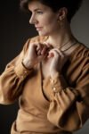 Charlotte - elegancka bluzka kopertowy dekolt w kolorze cappuccino