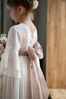piękna sukienka komunijna z dekoltem V i oblekanymi guzikami lilen