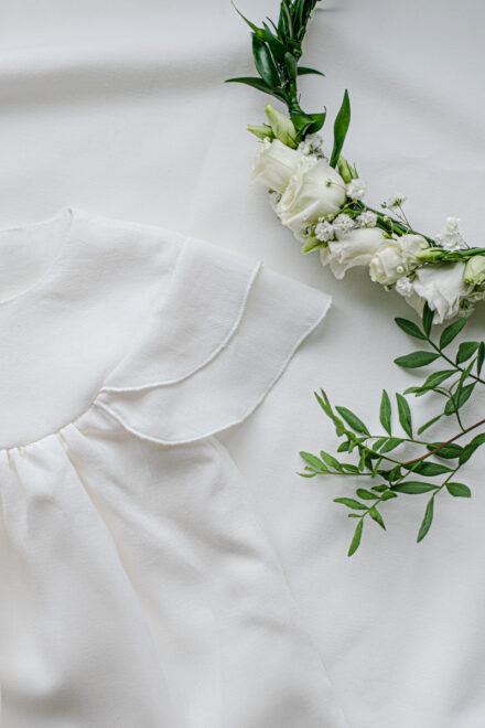 biała szyta ręcznie sukieneczka na chrzciny od polskiej marki lilen