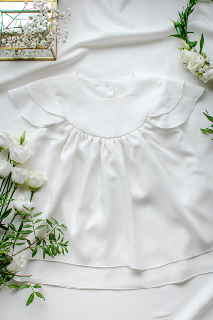 biała szyta ręcznie sukieneczka na chrzest lilen