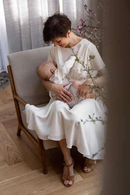 elegancka sukienka do karmienia na chrzest lilen