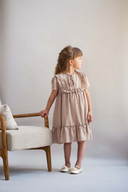elegancka sukienka dla dziewczynki z falbaną jasny beż lilen