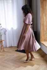 elegancka sukienka damska na wesele w kolorze wrzosów pudrowego różu midi lilen
