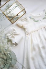 sukieneczka do chrztu z podkolankami z kokardami boho