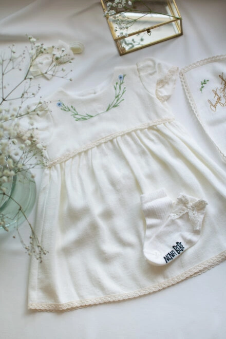 sukienka i skarpety do chrztu w stylu boho